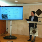 Daniel Rubio explicant el nou sistema que s'ha instal·lat a les plaques solars de Reus per fer un seguiment a temps real del seu consum.