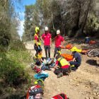 Los Bombers con la ciclista accidentada en Tarragona.