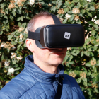 Un dels tècnics de Vallsgenera amb les ulleres de realitat virtual amb què es treballarà la salut emocional de la gent gran.