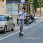 Imatge d'un conductor de VMP circulant per la calçada al raval de Robuster.