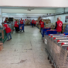 Varios voluntarios de Cruz Roja empaquetando productos.