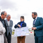 La directora d'Incasòl explicant el projecte d'urbanització al polígon industrial de Valls, acompanyada del conseller de Territori.