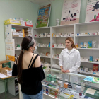 Dues alumnes del CFGM de Farmàcia i Parafarmàcia de l'INS Baix Camp realitzant pràctiques a la farmàcia del centre educatiu.