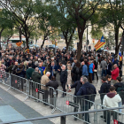 Desenes de persones es concentren a la Ciutat de la Justícia contra la detenció de Clara Ponsatí.