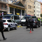 Agents de la Policia Nacional i de la Guàrdia Civil, al passeig de l'Extremadura a Madrid, on aquest dijous han mort dues persones atropellades.