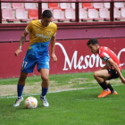 Pablo Fernández controlant la pilota sota la presència d'un defensor de la UD Logroñés.