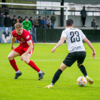 Pol Domingo defensant Nacho Sánchez, el pitxitxi del conjunt basc, a la primera volta.