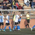 Els jugadors del Reus FC Reddis i la UE Valls disputant-se la pilota en el partit de la primera volta.