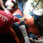 Los Bombers durante el rescate de una persona herida en los Quatre Mollons de Amposta.