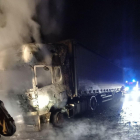 Imagen del camión incendiado en la AP-7 en Vandellòs y Hospitalet de l'Infant.