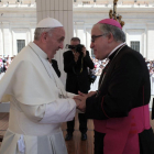 El papa Francesc saluda el bisbe de Terrassa i nou arquebisbe de Sevilla, José Ángel Saiz Meneses.