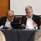 El alcalde de Tarragona, Pau Ricomà, acompañado de los redigores Jordi Fortuny y Cristina Guzmán en sesión plenaria.