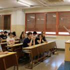 Estudiantes a punto de empezar la selectividad, en la Facultad de Biología de la Universitat de Barcelona.