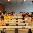 Estudiants esperant per fer els exàmens de selectivitat al campus Catalunya de la URV.
