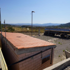 Un camió cisterna omplint d'aigua el dipòsit municipal de l'Espluga de Francolí per la situació de sequera.