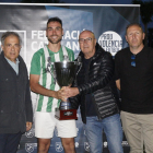 Los representantes de la delegación de la FCF a Tarragona entregando la copa.