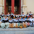 Imatge d'arxiu d'un grup de nens a les portes de l'esglèsia per Sant Isidre.