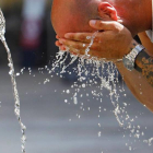 Imagen de archivo de un turista refrescándose durante una ola de calor.