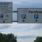 Carteles que hay en la entrada de PortAventura World, para acceder al parque, donde lanzaron clavos y aceite para protestar contra Hard Rock.