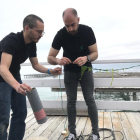 Acuicultores trabajando con las cuerdas y algas en el Delta del Ebro.