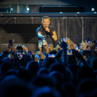 Desenes de telèfons mòbils enregistren Bruce Springsteen durant la seva actuació.