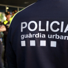 Part de l'esquena del nou uniforme de la Guàrdia Urbana de Lleida.