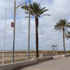 Una de las nuevas señales situada en las playas del Vendrell para facilitar la localización en casos de emergencia.