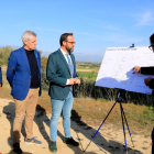 El delegat del Govern l'Ebre, Albert Salvadó, l'alcalde d'Amposta, Adam Tomàs, i el conseller de Territori, Juli Fernàndez.