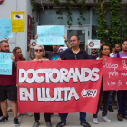 Una trentena de doctorands va manifestar-se ahir a la tarda al Campus Catalunya.