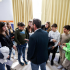 El conseller Juli Fernàndez conversant amb alumnes de l'institut escola del Perelló.