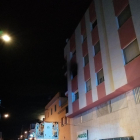 Los Bombers durante el incendio en un piso de Tortosa en el que se han visto afectadas cinco personas,