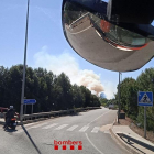 Els Bombers treballen en un incendi a Reus prop de la T-11.