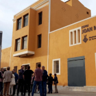 Desenes de persones esperen a l'entrada del nou Espai Joan Moreira de Ferreries, a Tortosa.
