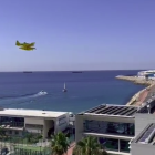 Un hidroavió dels Bombers sobrevolant el Port de Tarragona.