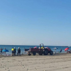 La Brigada Municipal i la Policia Local durant la retirada de cadires i para-sols a la Pineda.