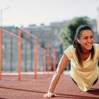 Una noia fent exercici físic.