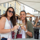 La gente pudo disfrutar de catas de vinos en la plaza Corsini.