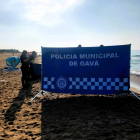 Dos chicas que hacían pádel surf han encontrado el cuerpo en el agua en la playa de Gavà.