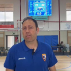 Berni Álvarez, l'entrenador del CB Tarragona fent declaracions als mitjans.