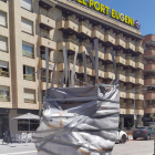 Imatge de l'escultura tapada de l'artista David Callau, que s'inaugurarà aquest dimarts a la plaça Aragó de Cambrils.
