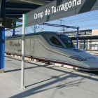 Un tren a l'estació del Camp de Tarragona.