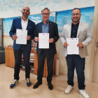Vale Pino (PSC), Eduard Rovira (ERC) i Xavier Suarez (Junts) durant la signatura de l'acord.