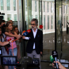 El abogado de Dani Alves, Cristobal Martell, sale de la Ciudad de la Justicia rodeado de medios de comunicación.