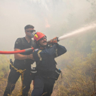 Bomberos trabajan en la extinción de un incendio en Vati, en la isla griega de Rodas