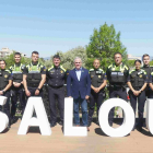 L'alcalde de Salou, Pere Granados, amb els 16 nous agents interins del cos de la policia local del municipi.