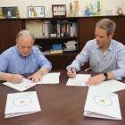 Martí Pla y Daniel Esparza durante la firma, ayer.