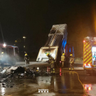 Los bomberos apagando el fuego de los restos de basura en la plaza de los Carros.