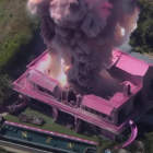 La imatge que representa les dues pel·lícules: una mansió rosa esclatada per una bomba.