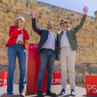 Montse Adán, Rubén Viñuales i Salvador Illa durant l'acte a la plaça de la Rumba.