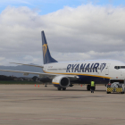 Un avió de Ryanair es prepara per enlairar-se des de la pista de l'aeroport de Girona.